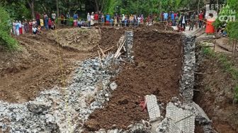 Dua Pekerja Proyek di Ponorogo Tertimbun Pondasi Jembatan Ambrol