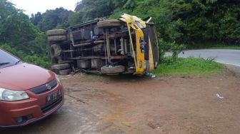 Truk Terbalik di Jalan Lintas Padang-Solok, Nyaris Masuk Jurang