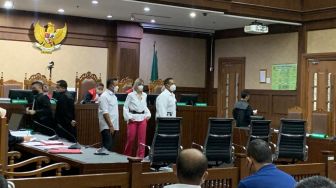 Pakai Sabu, Nia Ramadhani Nangis di Pengadilan Ceritakan Komentar Anak