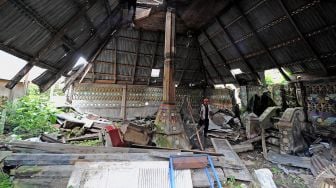 
Warga berjalan di samping tiang penyangga di bagian dalam Masjid Kuno Lempur yang terbengkalai di Lempur Hilir, Gunung Raya, Kerinci, Jambi, Kamis (16/12/2021). ANTARA FOTO/Wahdi Septiawan

