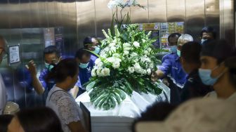 Prosesi keberangkatan jenazah Selebgram Edelenyi Laura Anna ke krematorium di Rumah Duka Grand Heaven, Pluit, Jakarta Utara, Kamis (16/12/2021). [Suara.com/Alfian Winanto]