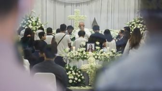 Suasana prosesi upacara tutup peti jenazah Selebgram Edelenyi Laura Anna di rumah duka Grand Heaven Pluit, Jakarta Utara, Kamis (16/12/2021). [Suara.com/Alfian Winanto]