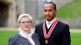 Menghargai Peran Perempuan, Lewis Hamilton Ikut Deed Poll untuk Sematkan Nama Sang Ibu
