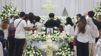 Keluarga berdoa saat upacara tutup peti jenazah Selebgram Edelenyi Laura Anna di rumah duka Grand Heaven Pluit, Jakarta Utara, Kamis (16/12/2021). [Suara.com/Alfian Winanto]