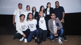 Para pemain dan kru film 'Teka Teki Tika' saat menggelar acara jumpa pers di Kuningan, Jakarta Selatan, Kamis (16/12/2021). [Suara.com/Alfian Winanto]