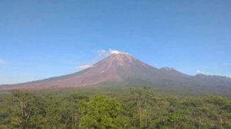 Gunung Semeru Erupsi Lagi, Semburkan Awan Panas dan Guguran Sejauh 4,5 Km