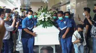 Prosesi keberangkatan jenazah Selebgram Edelenyi Laura Anna ke krematorium di Rumah Duka Grand Heaven, Pluit, Jakarta Utara, Kamis (16/12/2021). [Suara.com/Alfian Winanto]