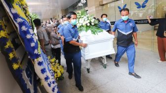 Prosesi keberangkatan jenazah Selebgram Edelenyi Laura Anna ke krematorium di Rumah Duka Grand Heaven, Pluit, Jakarta Utara, Kamis (16/12/2021). [Suara.com/Alfian Winanto]