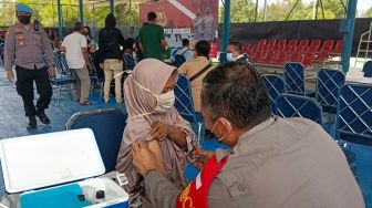 Kapolres Ciko Tinjau Vaksinasi Massal di Lapangan Tenis Pertamina Klayan