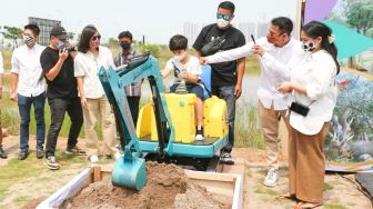 Suasana saat acara Groundbreaking RANS Carnival Zoo di Pantai Indah Kapuk 2, Banten, Jumat (17/12/2021). [Suara.com/Alfian Winanto]