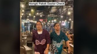 Pede Banget! Outfit Nongkrong Pria Ini Curi Atensi, Pakai Daster Batik