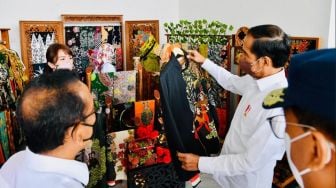 Resmikan Bandara Ngloram, Presiden Jokowi dan Ibu Negara Borong Produk UKM Blora