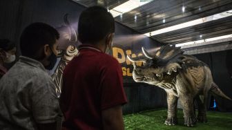 Pengunjung menyaksikan replika hewan prasejarah dalam wahana Dino Factory by Dino Island di Mal Kota Kasablanka, Jakarta, Jumat (17/12/2021).  ANTARA FOTO/Aprillio Akbar
