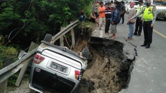 Jalinsum Toba Terban Diterjang Longsor, Mobil Berpenumpang 7 Orang Terperosok dan Terbalik