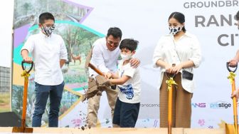 Presenter Raffi Ahmad membantu putranya, Rafathar untuk melempar tanah saat acara Groundbreaking RANS Carnival Zoo di Pantai Indah Kapuk 2, Banten, Jumat (17/12/2021). [Suara.com/Alfian Winanto]