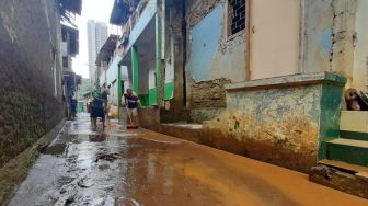 Banjir Surut, Warga Kampung Baru Jaksel Gotong Royong Bersihkan Lumpur