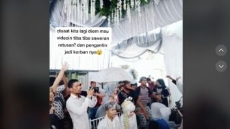 Pakai Uang Rp100 ribu, Suasana Saweran Pengantin Ini Berakhir Ricuh