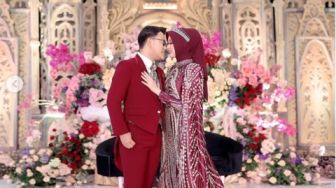 Momen Kue Pernikahan Danang DA Ambruk saat Dipotong, Warganet Soroti Hal Ini