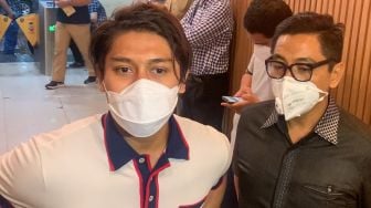 Artis Rizky Billar saat ditemui usai menjalani pemeriksaan di Polda Metro Jaya, Jakarta Selatan, Jumat (17/12/2021). [Suara.com/Alfian Winanto]