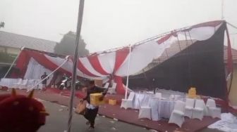 Tenda Vaksinasi Polres Cianjur Ambruk, Nakes dan Peserta Vaksinasi Buyar