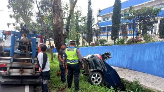 Honda City Nyungsep Parit di Cianjur, Diduga Pengendara Ngantuk