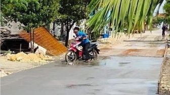 Viral! Bapak-bapak Terobos Jalan yang Baru Dicor, Warganet: Meresahkan