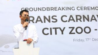 Presenter Raffi Ahmad saat acara Groundbreaking RANS Carnival Zoo di Pantai Indah Kapuk 2, Banten, Jumat (17/12/2021). [Suara.com/Alfian Winanto]