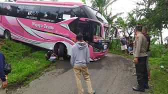 Gara-gara Google Maps, Bus Wisatawan Malah Nyangkut di Jalan Sempit di Bali Utara