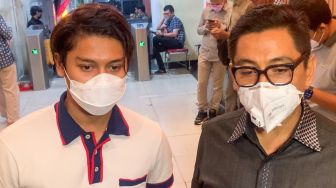 Pasang Wajah Serius, Rizky Billar Kembali Datangi Polda Metro Jaya