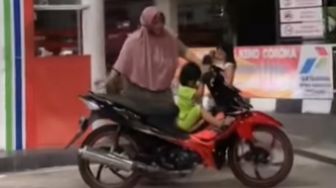 Viral Emak-emak Isi Bensin di SPBU, Aksi Anaknya Jadi Sorotan Publik