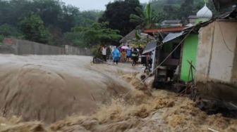 Diguyur Hujan Lebat Kali Cidurian Meluap, Rumah Warga Sukajaya Hancur Diterjang Air