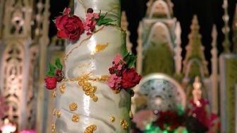 Viral Insiden Kue Pernikahan Penyanyi Dangdut Jatuh Ketika Hendak Dipotong