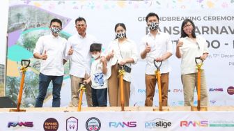 Presenter Raffi Ahmad (kedua kiri) ditemani putranya, Rafathar dan sang istri, Nagita Slavina dan juga Presiden Direktur Prestige Motorcars Rudy Salim (kedua kanan) saat acara Groundbreaking RANS Carnival Zoo di Pantai Indah Kapuk 2, Banten, Jumat (17/12/2021). [Suara.com/Alfian Winanto]