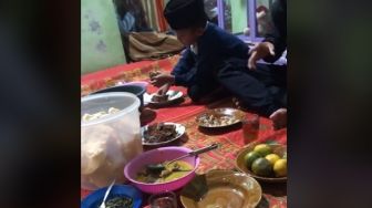 Viral Bocah Cilik Ini Tidur Saat Acara Tahlilan, Ekspresinya Bikin Ngakak