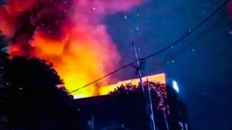 Kebakaran di Kali Pasir Cikini, Warga dan Petugas Bahu-Membahu Padamkan Kobaran Api