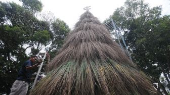 Petugas gereja memberi corak warna pada sapu lidi dengan cat saat membuat pohon Natal di Gereja Katolik Santa Perawan Maria Bunda Kristus, Wedi, Klaten, Jawa Tengah, Sabtu (18/12/2021).  ANTARA FOTO/Aloysius Jarot Nugroho