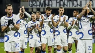 Para pemain Inter Milan merayakan kemenanganya pada akhir pertandingan sepak bola Serie A Italia antara Salernitana melawan Inter Milan di Stadion Arigis di Salerno, Italia, Sabtu (18/12) dini hari WIB. Carlo Hermann / AFP