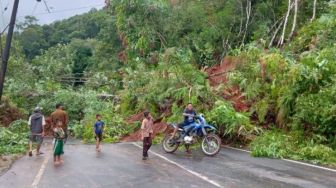 Jalan Menuju Mandailing Natal Putus Total Akibat Longsor