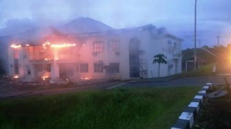Kantor Diskominfo Natuna Terbakar, Api Muncul Tiba-tiba dari Lantai 2