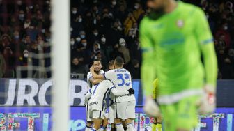 Gelandang Inter Milan Hakan Calhanoglu (kiri) dan rekan setimnya merayakan gol setelah pemain Inter mencetak gol ketiganya pertandingan sepak bola Serie A Italia antara Salernitana melawan Inter Milan di Stadion Arigis di Salerno, Italia, Sabtu (18/12) dini hari WIB. Carlo Hermann / AFP