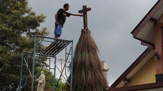 Pohon Natal dari Sapu Lidi