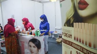 Pengunjung memilih alat make up di acara Muslima Festival 2021 di Smesco Indonesia, Jakarta Selatan, Sabtu (18/12/2021). [Suara.com/Alfian Winanto]