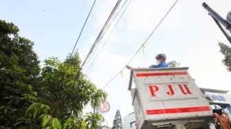 Ganggu Estetika Kota Bandung, Pemerintah Akhirnya Benahi Kabel Optik di Tiang Jalan