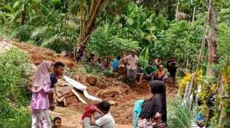 Warga di Nagari Lakitan Jalan Kaki Keluar Kampung Gegara Tertutup Longsor