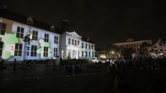 Video mapping bernuansa Natal ditampilkan saat acara 'Christmas in Jakarta' di Museum Fatahillah, Kota Tua, Jakarta, Minggu (19/12/2021). [Suara.com/Angga Budhiyanto]