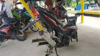 Lihat Perilaku Pencuri, Tinggalkan Honda Sonic Tergeletak Tanpa Ban