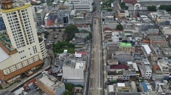 Foto udara pembangunan proyek MRT Fase 2 segmen CP203 Glodok - Kota di Kawasan Glodok, Jakarta, Minggu (19/12/2021). [Suara.com/Angga Budhiyanto]