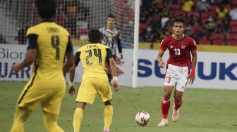 Pesepak bola Timnas Indonesia Rachmat Irianto (kanan) berusaha melewati pesepak bola Timnas Malaysia Mohamad Faisal (tengah) dalam pertandingan grup B Piala AFF 2020 di National Stadium, Singapura, Minggu (19/12/2021). [ANTARA FOTO/Humas PSSI]