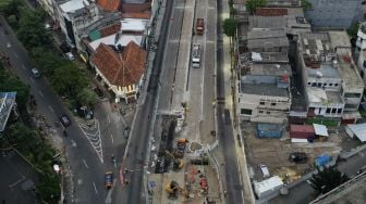 Foto udara pembangunan proyek MRT Fase 2 segmen CP203 Glodok - Kota di Kawasan Glodok, Jakarta, Minggu (19/12/2021). [Suara.com/Angga Budhiyanto]