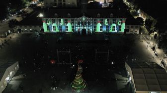 Foto aerial video mapping bernuansa Natal ditampilkan saat acara 'Christmas in Jakarta' di Museum Fatahillah, Kota Tua, Jakarta, Minggu (19/12/2021). [Suara.com/Angga Budhiyanto]